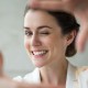 Mujer sonriente con carillas de resina inyectada