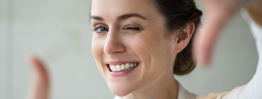 Mujer sonriente con carillas de resina inyectada